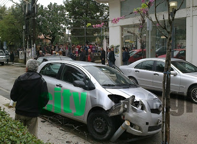 Αγρίνιο: Τροχαίο με υλικές ζημιές στο κέντρο της πόλης - Φωτογραφία 2