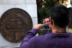 Η χώρα οδεύει προς τη χρεοκοπία και την επιστροφή στη δραχμή