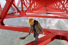 Αψηφώντας... την υψοφοβία! Με ύψος 336 μέτρων και μήκος 1.176 ένα λάθος μπορεί να τους στοιχίσει τη ζωή