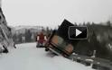 Σοκαριστικό ατύχημα on camera: Φορτηγό και γερανός πέφτουν στον γκρεμό (Video)