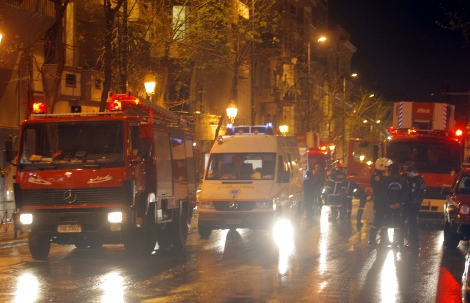 Επίθεση με γκαζάκια στο πολιτικό γραφείο του Σημίτη [βίντεο] - Φωτογραφία 2