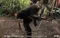 Μαϊμού με καλάζνικοφ σκορπίζει τον πανικό σε Αφρικανούς στρατιώτες! (video)