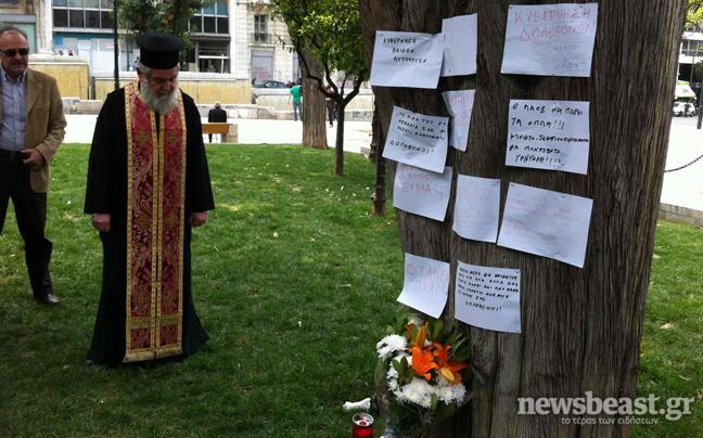 Γέμισε σημειώματα και λουλούδια η πλατεία. Οργή για την αυτοκτονία του 77χρονου στο Σύνταγμα - Φωτογραφία 2