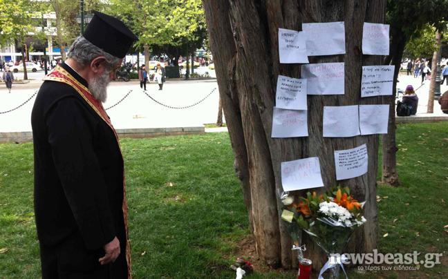 Γέμισε σημειώματα και λουλούδια η πλατεία. Οργή για την αυτοκτονία του 77χρονου στο Σύνταγμα - Φωτογραφία 3