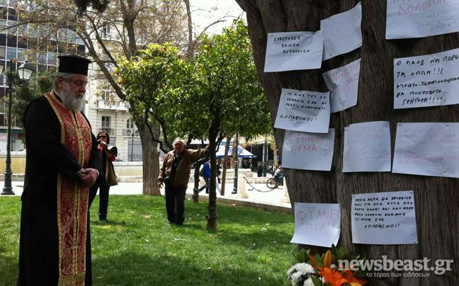 Γέμισε σημειώματα και λουλούδια η πλατεία. Οργή για την αυτοκτονία του 77χρονου στο Σύνταγμα - Φωτογραφία 6