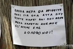 Γέμισε σημειώματα και λουλούδια η πλατεία. Οργή για την αυτοκτονία του 77χρονου στο Σύνταγμα