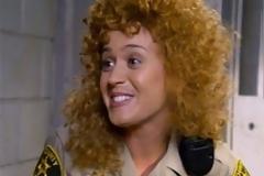 Αναγνωρίζετε τη διάσημη τραγουδίστρια???