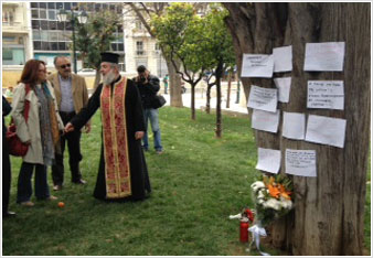 Οι αγανακτισμένοι επιστρέφουν Σύνταγμα για να τιμήσουν τον 77χρονο, που η.... Δημοκρατία οδήγησε στη δημόσια αυτοκτονία! - Φωτογραφία 3