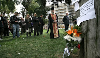 Δείτε το σημείωμα απελπισίας του 77χρονου αυτόχειρα στην πλατεία Συντάγματος!!! - Φωτογραφία 2