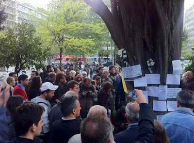 Πλήθος κόσμου στο Σύνταγμα..στο σημείο που αυτοκτόνησε ο ηλικιωμένος συνταξιούχος...(Δείτε φωτος) - Φωτογραφία 2