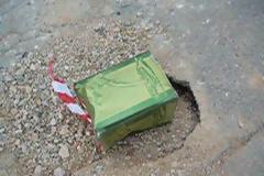 Έβαλαν τενεκέ λαδιού για να καλύψουν λακκούβα στη Δροσιά Αττικής!