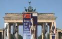 Ελληνικές αρχαιότητες επισκέπτονται την πύλη Brandenburg του Βερολίνου
