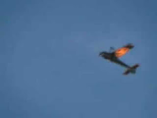 Σε πτήση επίδειξης ένα αεροπλάνο χάνει ολόκληρο το δεξί φτερό του και ξεκινάει η ελεύθερη πτώση του (βιντεο) - Φωτογραφία 1
