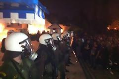 Οι πολίτες σε Αθήνα και Θεσσαλονίκη τίμησαν τον 77χρονο αυτόχειρα....Κροκοδείλια δάκρυα από τους πολιτικούς στη Βουλή. (βίντεο + φωτο)