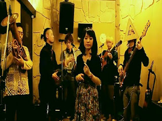 Aπίστευτο! «Σήκω χόρεψε κουκλί μου» από Ιαπωνικό συγκρότημα... - Φωτογραφία 1