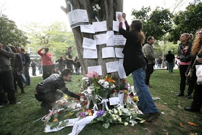 Σοκ, θλίψη και οργή για την αυτοκτονία στο Σύνταγμα - Φωτογραφία 5