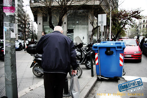 Οι «νοικοκυραίοι» ψάχνουν στα σκουπίδια! Ακούει κανείς; - Φωτογραφία 2