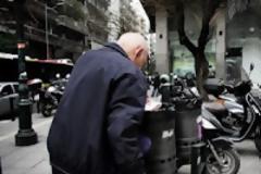 Οι «νοικοκυραίοι» ψάχνουν στα σκουπίδια! Ακούει κανείς;