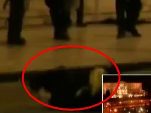 VIDEO: Ο ξυλοδαρμός της δημοσιογρά​φου από αστυνομικο​ύς - Φωτογραφία 1
