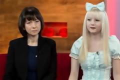 Η μητέρα της ζωντανής κούκλας δεν ανησυχεί καθόλου