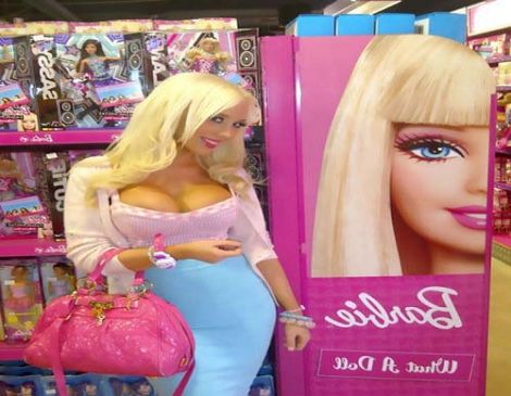 ΔΕΙΤΕ: Έγινε ίδια η Barbie! - Φωτογραφία 1