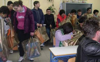Δώρα και λαμπάδες μοίρασε ο δήμαρχος Λαμίας στα παιδιά των ειδικών σχολείων - Φωτογραφία 1
