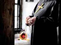 Συνέλαβαν ιερέα που κουβαλούσε αντί για λιβάνι... τρία κιλά μαριχουάνα! - Φωτογραφία 1