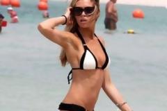 Μια sexy μαμά στην παραλία... (pics)