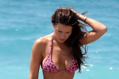 Kόλαση η Χριστίνα Κολέτσα στην παραλία (photo)