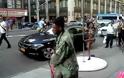 Pole dancing στους δρόμους της Νέας Υόρκης