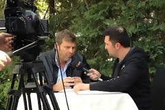 Είναι ηλίθιος ο αστυνομικός που χτύπησε τον φωτορεπόρτερ