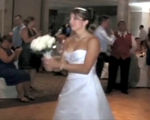 VIDEO: Το πιο αστείο πέταγμα ανθοδέσμης από νύφη... - Φωτογραφία 1