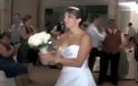 VIDEO: Το πιο αστείο πέταγμα ανθοδέσμης από νύφη...