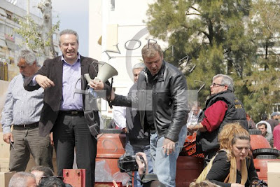 Λάδι κι ελιές μοίρασε ο Απόστολος Γκλέτσος! - Φωτογραφία 7