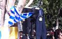 Έγδυσαν αστυνομικό και κρέμασαν τα ρούχα του στην πλατεία Συντάγματος