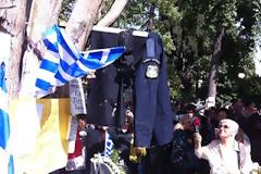 Έδειραν και έγδυσαν αστυνομικό στο Σύνταγμα - Του αφαίρεσαν και το όπλο