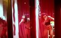 Sexy χορευτικό show στις βιτρίνες του Άμστερνταμ με ΑΠΡΟΣΔΟΚΗΤΟ ΤΕΛΟΣ! [video]