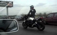 AΠΙΣΤΕΥΤΟ VIDEO: Δείτε πως οδηγεί τη μοτοσυκλέτα ! - Φωτογραφία 1
