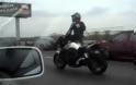AΠΙΣΤΕΥΤΟ VIDEO: Δείτε πως οδηγεί τη μοτοσυκλέτα !