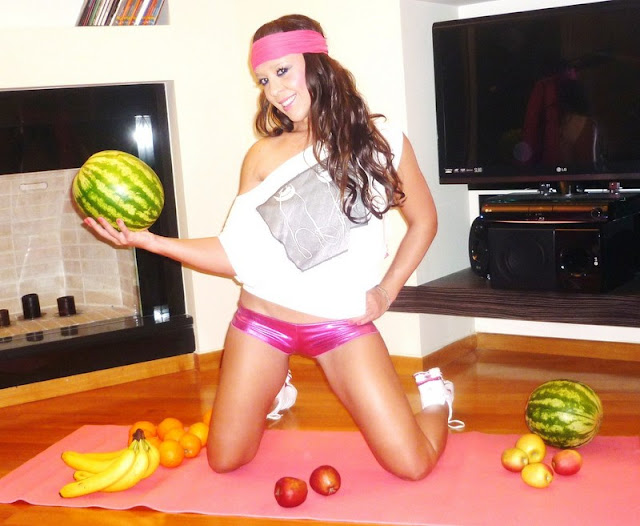 Χριστίνα Πάζιου: Η γυμνάστρια που παίζει με το καρπούζι και μας τρελαίνει! (pics) - Φωτογραφία 4