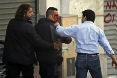 Οι φωτογραφίες του αστυνομικού που ξυλοκοπήθηκε άγρια και τον... έγδυσαν, στο Σύνταγμα