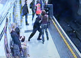 Mία γυναίκα, έπεσε επάνω σε έναν διαταραγμένο άνδρα στο μετρό....και αυτός την έσπρωξε στις ράγες [ΦΩΤΟ] - Φωτογραφία 1
