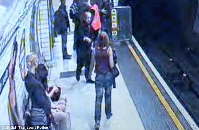 Mία γυναίκα, έπεσε επάνω σε έναν διαταραγμένο άνδρα στο μετρό....και αυτός την έσπρωξε στις ράγες [ΦΩΤΟ] - Φωτογραφία 2