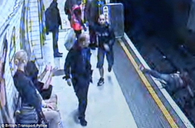 Mία γυναίκα, έπεσε επάνω σε έναν διαταραγμένο άνδρα στο μετρό....και αυτός την έσπρωξε στις ράγες [ΦΩΤΟ] - Φωτογραφία 4