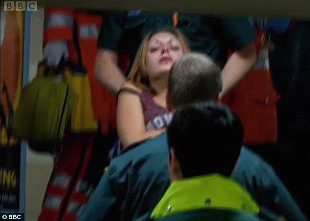 Mία γυναίκα, έπεσε επάνω σε έναν διαταραγμένο άνδρα στο μετρό....και αυτός την έσπρωξε στις ράγες [ΦΩΤΟ] - Φωτογραφία 5
