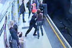 Mία γυναίκα, έπεσε επάνω σε έναν διαταραγμένο άνδρα στο μετρό....και αυτός την έσπρωξε στις ράγες [ΦΩΤΟ]