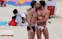 Το «καυτό» φιλί του σχεδιαστή Marc Jacobs που κάνει το γύρο του κόσμου! - Φωτογραφία 1