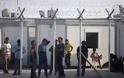Απεργούν χιλιάδες μετανάστες στα κέντρα κράτησης