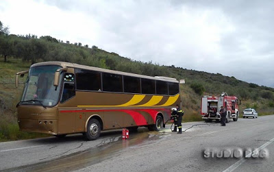 Φωτιά σε τουριστικό λεωφορείο που εκτελούσε το δρομολόγιο Επίδαυρος - Ναύπλιο - Μυκήνες - Φωτογραφία 2