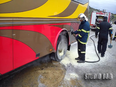 Φωτιά σε τουριστικό λεωφορείο που εκτελούσε το δρομολόγιο Επίδαυρος - Ναύπλιο - Μυκήνες - Φωτογραφία 3